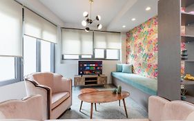 Pop Art Homm In Groovy Koukaki